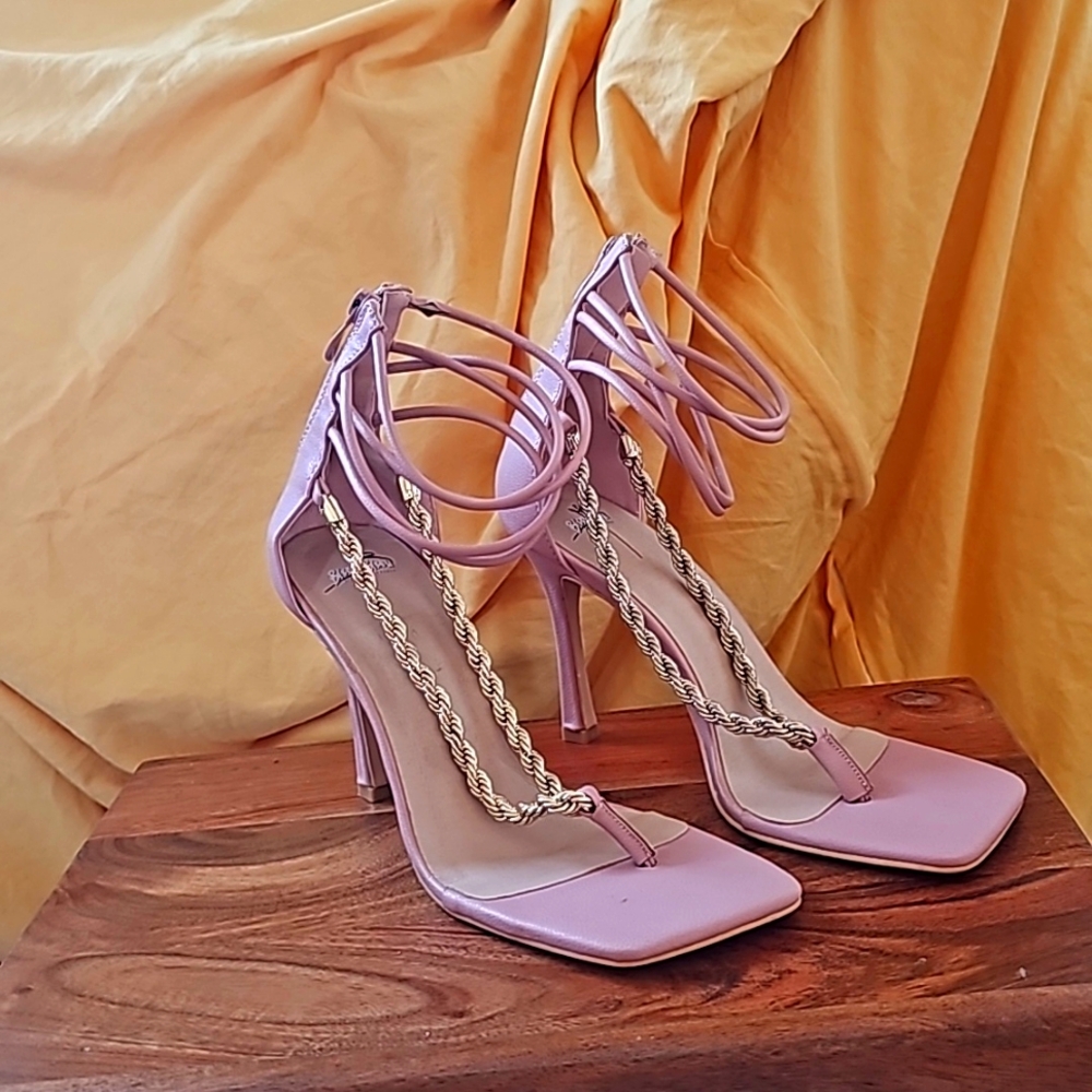 NWOT Bisou Bisou pink strappy heel with gold chain